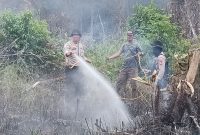 Satgas KRYD Mitigasi Karhutbunlah Polsek Bayung Lencir tengah memadamkan api di Kebun milik Pelaku Saut Silaban di Dusun 5 Desa Muara Medak, Kabupaten Muba. 