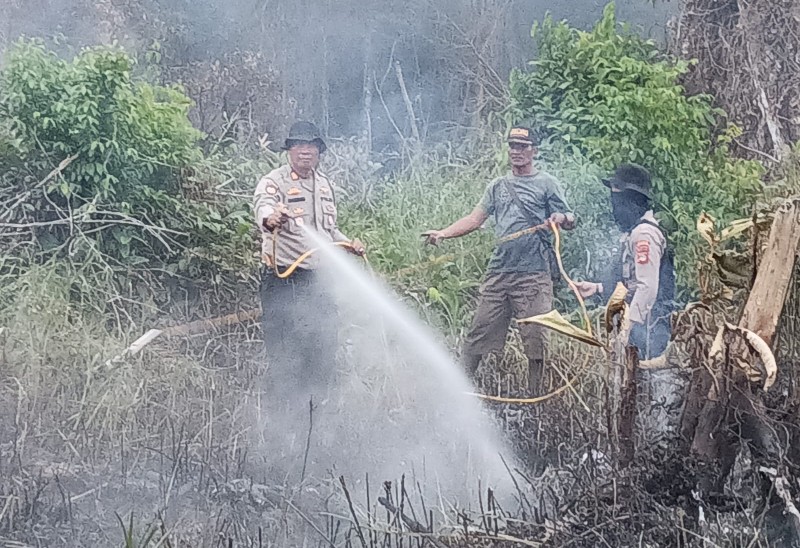 Satgas KRYD Mitigasi Karhutbunlah Polsek Bayung Lencir tengah memadamkan api di Kebun milik Pelaku Saut Silaban di Dusun 5 Desa Muara Medak, Kabupaten Muba. 