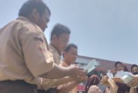 Pembagian masker di salah satu sekolah di Palembang.