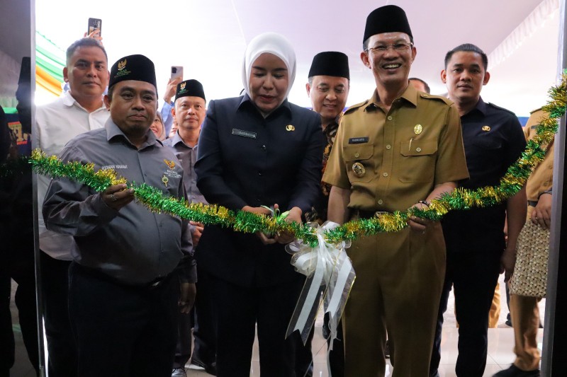 Walikota Palembang Harnojoyo didampingi Wakil Walikota Fitrianti Agustinda meresmikan gunung baru Baznas Palembang