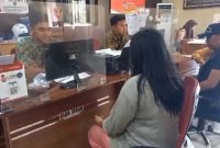 Seorang ibu rumah tangga (IRT) Evi Aprianti (37) warga Jalan Pengadilan Tinggi Komplek Pulau Gadung Permai, Kelurahan Karya Baru, Kecamatan Alang Alang Lebar melaporkan suami sirinya Muhammad Yusuf ke SPKT Polrestabes Palembang. 