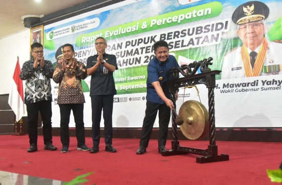 Gubernur Sumsel Herman Deru menghadiri rapat evaluasi dan percepatan penyaluran pupuk bersubsidi provinsi Sumsel tahun 2023, di Ballroom Hotel Swarna Dwipa Palembang, Kamis 14 September 2023.