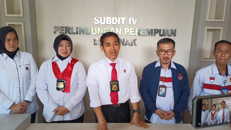 Wadir Ditreskrimsus Polda Sumsel AKBP Tulus Sinaga SIK MH didampingi Kasubdit 4 Renakta Dirreskrimum Polda Sumsel, AKBP Raswidiarti Anggraini SIK saat memberikan keterangan kepada wartawan, Rabu 13 September 2023.