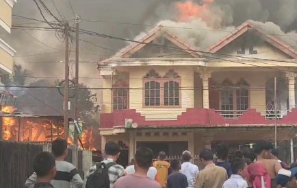 Astaghfirullah!! dua rumah warga di Jalan KH Balqi, Lorong Banten 6, Kecamatan Seberang Ulu [SU] II Palembang terbakar, sekitar pukul 14.00 WIB, pada Senin 18 September 2023.
