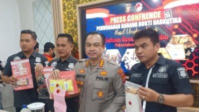 Polrestabes Palembang melakukan prescon terkait penangkapan 2 Kurir Asal OKU Timur Bawa 1395 Pil Ekstasi di Mapolrestabes Palembang