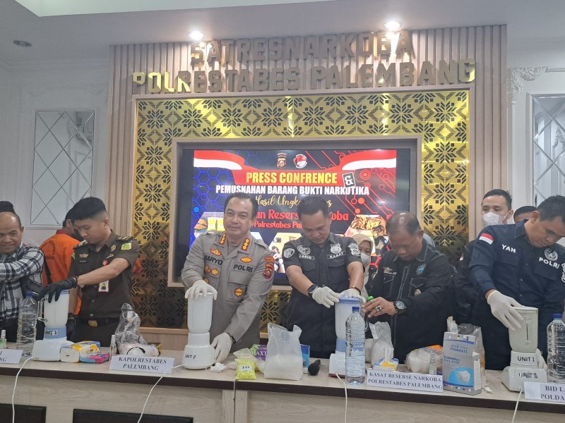 Barang bukti [BB] narkoba jenis sabu-sabu sebanyak 10 kilogram, 1395 butir pil ekstasi, hingga 7 kilogram dimusnahkan Satuan Reserse [Satres] Narkoba Polrestabes Palembang. 