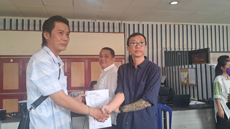 Pemilik toko emas di Pasar Kuto, Hasmil Masidin [42] mengakhiri ketegangan dengan dua orang terlapor Afen, Sigit Achmad merupakan adik iparnya sendiri bersama ibunya di Mapolrestabes Palembang. 