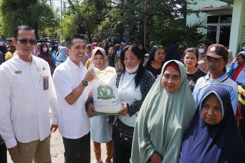 Secara simbolis, Pj Walikota Palembang Ratu Dewa menyerahkan bantuan beras gratis bagi 1249 kepala keluarga di Kelurahan Bukit Lama, Kecamatan Ilir Barat I, Palembang