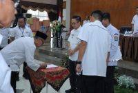 Sebanyak ratusan Ketua RT/RW se-Kecamatan Sukarami Kota Palembang resmi dilantik langsung oleh Pj Walikota Palembang, Ratu Dewa di Aula Bapelkes Provinsi Sumsel, Rabu 27 September 2023.