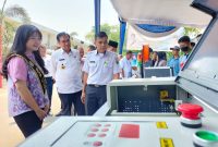 Didampingi Kepala SMKN Sumsel Drs Zulkarnain MT,Duta Literasi Sumsel Ratu Tenny Leriva SKed meninjau produk-produk inovatif dan kreatif Siswa SMKN Sumsel 