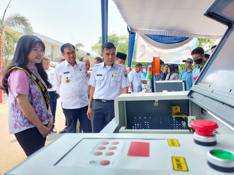 Didampingi Kepala SMKN Sumsel Drs Zulkarnain MT,Duta Literasi Sumsel Ratu Tenny Leriva SKed meninjau produk-produk inovatif dan kreatif Siswa SMKN Sumsel