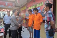 Kapolrestabes Palembang Kombes Pol Harryo Sugihhartono dampingi Kapolsek Kemuning AKP Nora Marlinda tengah menginterogasi kedua pelaku pengeroyokan di Mapolresrtabes Palembang, Jumat 29 September 2023.