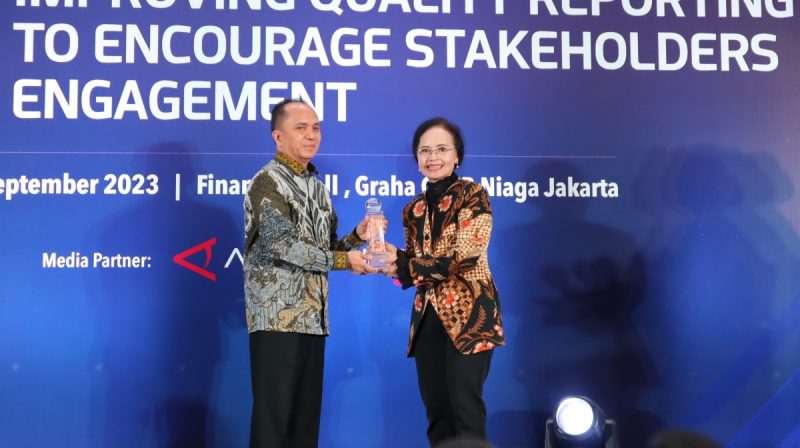Penghargaan penghargaan Best State Owned Enterprises 2023 dan Top 50 Big Capitalization Public Listed Company diterima VP Sistem Manajemen Perusahaan & GCG PT Bukit Asam Tbk (PTBA) Tri Ubaya Sakti di Jakarta, Senin (18/9/2023).
