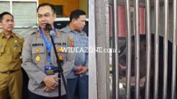 Kapolrestabes Palembang Harryo Sugihhartono menyerahkan satu ekor beruang madu hasil penyerahan dari masyarakat Wawa Bernadus kepada Balai Konservasi Sumber Daya Alam Sumatera Selatan [BKSDA Sumsel].