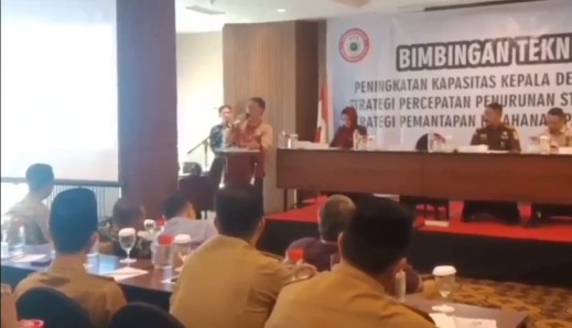 Tangkapan layar dalam cuplikan video, Sekda OKI, Asmar Wijaya saat Bimbingan Teknis Peningkatan Kapasitas Kepala Desa tentang Strategi Percepatan Penurunan Stunting dan Strategi Pemantapan Pangan Desa pada 29-30 Agustus 2023 di La Grande Hotel Bandung.