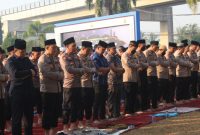 Sejumlah personil Polrestabes Palembang membentang sajadah untuk melakukan salat Istisqa, bermunajat turun hujan di lapangan Mapolrestabes Palembang