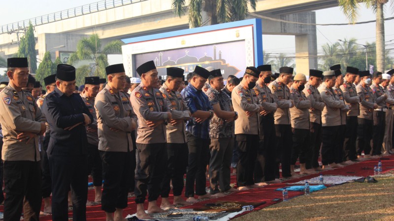 Sejumlah personil Polrestabes Palembang membentang sajadah untuk melakukan salat Istisqa, bermunajat turun hujan di lapangan Mapolrestabes Palembang