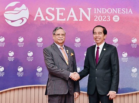 Presiden Jokowi menggelar pertemuan bilateral dengan Presiden Bangladesh Mohammed Shahabuddin, di Ruang Kakatua, JCC, Jakarta, Rabu (06/09/2023). [Foto: BPMI Setpres]