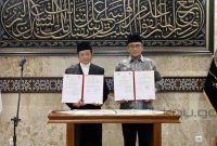 Ketua KPU Hasyim Asy’ari bersama Panitia Talkshow dan Warung Kerukunan Lintas Agama Indonesia Bangkit Prof Nasaruddin Umar. (Foto: KPU RI)