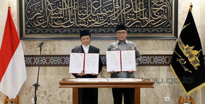 Ketua KPU Hasyim Asy’ari bersama Panitia Talkshow dan Warung Kerukunan Lintas Agama Indonesia Bangkit Prof Nasaruddin Umar. (Foto: KPU RI)