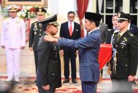 Presiden Jokowi menyematkan lencana kepada KSAD Jenderal Agus Subiyanto, Rabu (25/10/2023), di Istana Negara, Jakarta.
