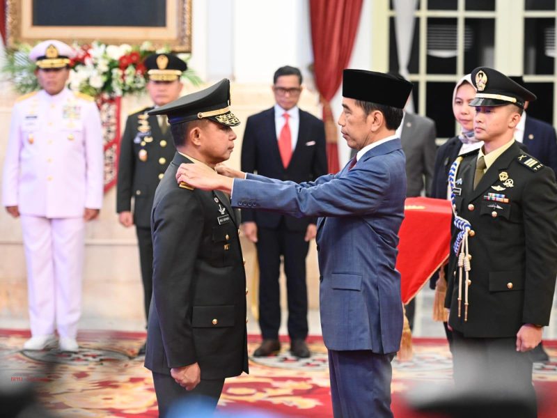 Presiden Jokowi menyematkan lencana kepada KSAD Jenderal Agus Subiyanto, Rabu (25/10/2023), di Istana Negara, Jakarta.
