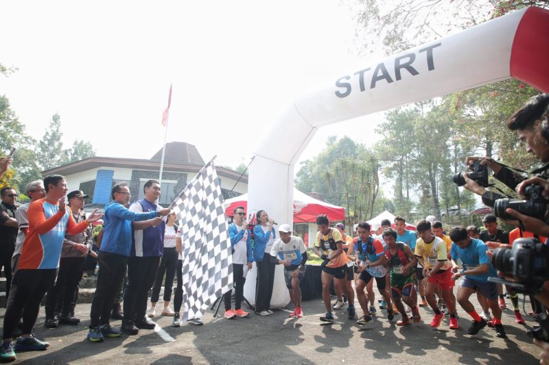 Menpora RI Dito Ariotedjo, secara resmi membuka Kejurnas Lari Trail Indonesia 2023 