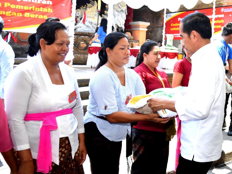 Presiden Jokowi Serahkan Bantuan Pangan bagi Masyarakat di Gianyar pada Selasa (31/10/2023). (Foto: Rusman)