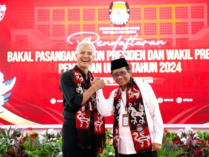 Ganjar Pranowo bersama Mahfud MD resmi mendaftarkan diri sebagai pasangan capres-cawapres ke Komisi Pemilihan Umum (KPU) RI, Kamis (19/10/2023). (Foto: PDIP)