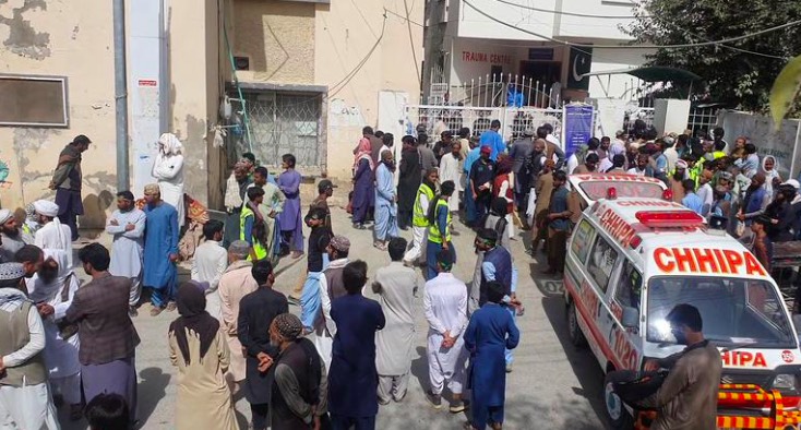 Masyarakat berkumpul di luar rumah sakit di Quetta setelah ledakan bom di Mastung, Balochistan, Pakistan (foto: Asim Ahmed)