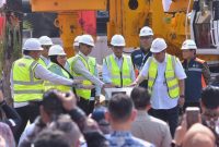 Menhub Budi Karya Sumadi mewakili Presiden Jokowi groundbreaking pembangunan LRT Fase 1B rute Velodrome-Manggarai, Senin (30/10/2023), di kawasan Velodrome, Jakarta Timur. (Foto: Humas Setkab)