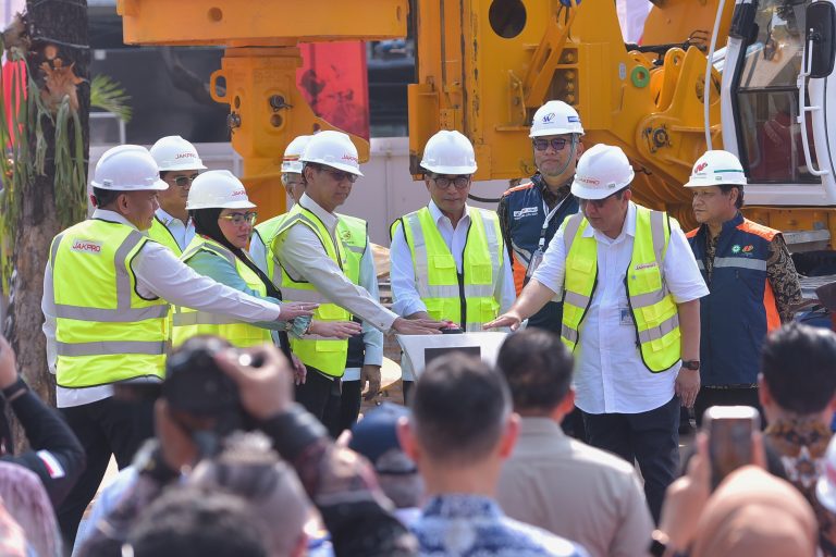 Menhub Budi Karya Sumadi mewakili Presiden Jokowi groundbreaking pembangunan LRT Fase 1B rute Velodrome-Manggarai, Senin (30/10/2023), di kawasan Velodrome, Jakarta Timur. (Foto: Humas Setkab)
