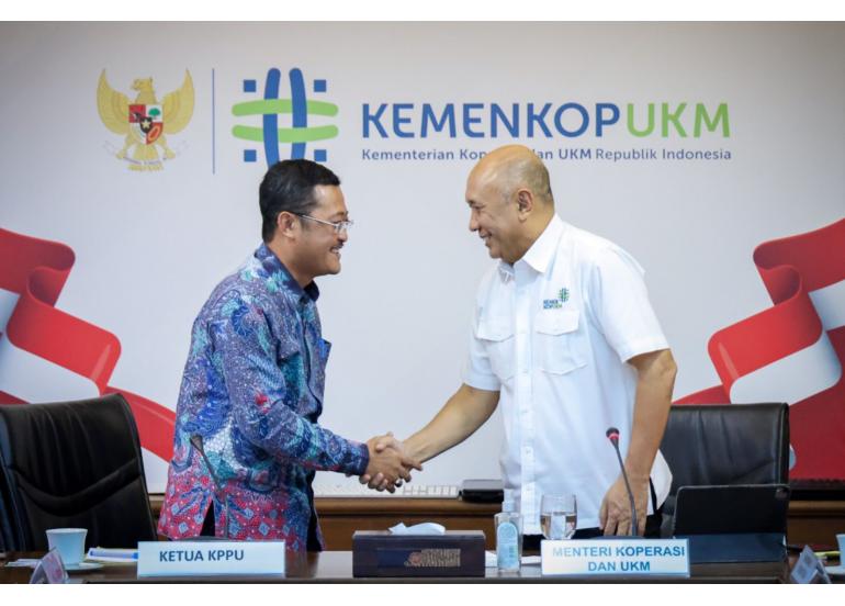 Menteri Koperasi dan UKM (MenKopUKM) Teten Masduki bersama Ketua Komisi Pengawas Persaingan Usaha (KPPU) M Afif Hasbullah