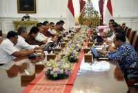Menparekraf Sandiaga Salahuddin Uno bersama sejumlah peserta lain menghadiri ratas yang dipimpin oleh Presiden Joko Widodo, di Istana Merdeka, Jakarta, Senin (09/10/2023). (Foto: Humas Setkab)