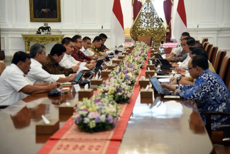 Menparekraf Sandiaga Salahuddin Uno bersama sejumlah peserta lain menghadiri ratas yang dipimpin oleh Presiden Joko Widodo, di Istana Merdeka, Jakarta, Senin (09/10/2023). (Foto: Humas Setkab)