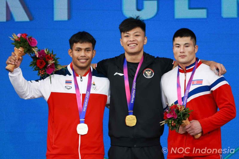Lifter Indonesia Rahmat Erwin Abdullah sukses meraih medali emas dari cabang angkat besi kelas 73kg putra dengan total angkatan 359kg di XSC Gymnasium, Selasa (3/10). (Foto: NOC Indonesia)