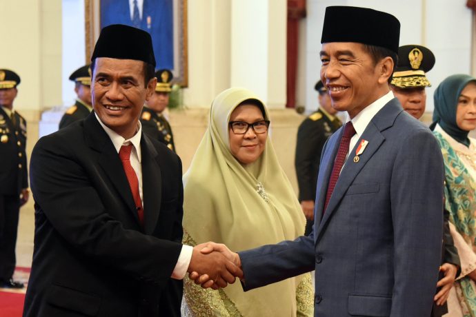 Presiden Jokowi memberikan ucapan selamat usai melantik Mentan Andi Amran Sulaiman, Rabu (25/10/2023), di Istana Negara, Jakarta.