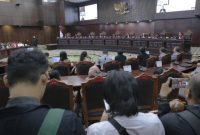 Suasana Sidang Pengucapan putusan pengujian materiil batas usia Calon Presiden dan Calon Wakil Presiden, Senin (16/10) di Ruang Sidang MK (Foto:MK)