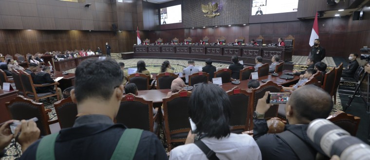 Suasana Sidang Pengucapan putusan pengujian materiil batas usia Calon Presiden dan Calon Wakil Presiden, Senin (16/10) di Ruang Sidang MK (Foto:MK)