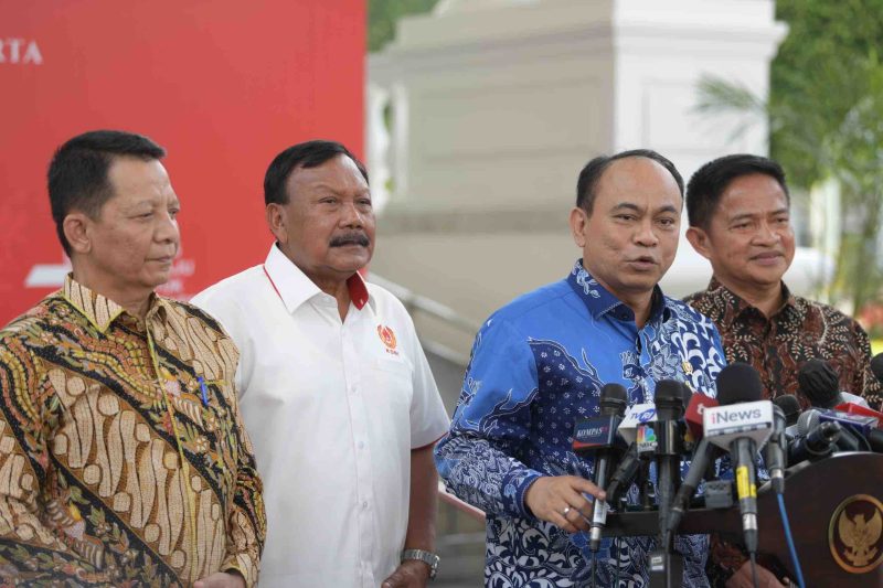 Menteri Komunikasi dan Informatika Budi Arie Setiadi usai mengikuti ratas bersama Presiden RI Joko Widodo, Senin (9/10/2023)