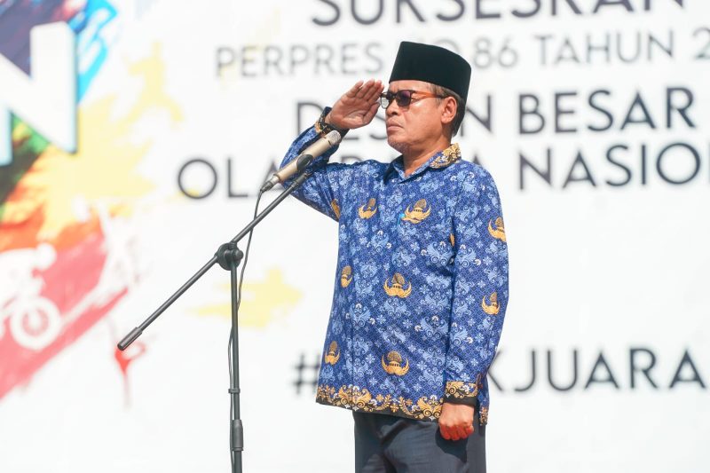 Deputi Bidang Pengembangan Pemuda Kemenpora Raden Isnanta, memimpin upacara peringatan Hari Sumpah Pemuda (HSP) ke-95 di Halaman Kantor Kemenpora, Jakarta, Sabtu (28/10) pagi