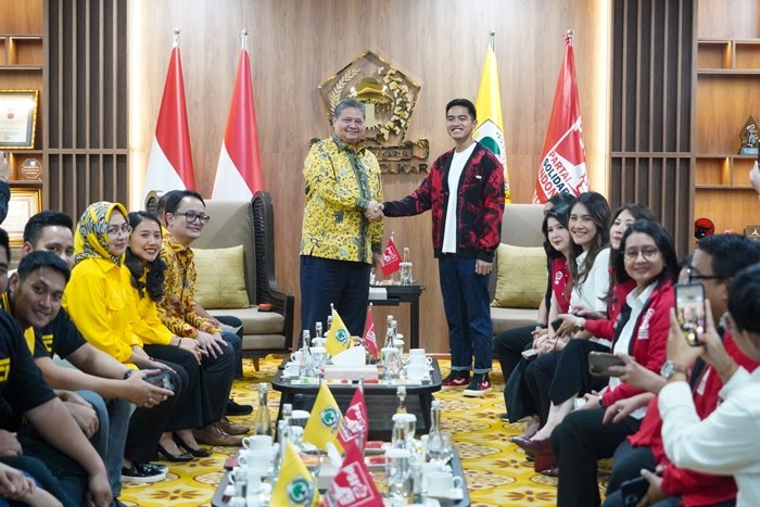 Ketua Umum Partai Golkar, Airlangga Hartarto saat bersama jajaran pengurus dan Ketua Umum Partai Solidaritas Indonesia (PSI), Kaesang Pangarep juga bersama jajaran