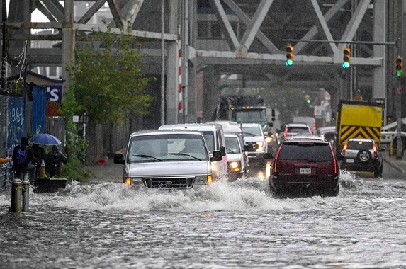 Curah hujan tinggi di wilayah timur laut Amerika Serikat mengakibatkan beberapa wilyah di New York mengalami banjir (Foto: scientific american)