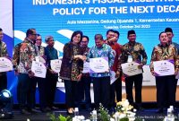 Menkeu RI Sri Mulyani menyerahkan Dana Insentif Daerah (DID) kepada Pemda yang memiliki kinerja terbaik dalam pengendalian inflasi dan peningkatan kesejahteraan masyarakat