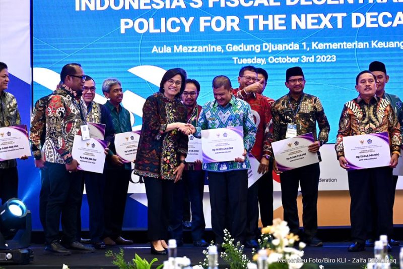 Menkeu RI Sri Mulyani menyerahkan Dana Insentif Daerah (DID) kepada Pemda yang memiliki kinerja terbaik dalam pengendalian inflasi dan peningkatan kesejahteraan masyarakat