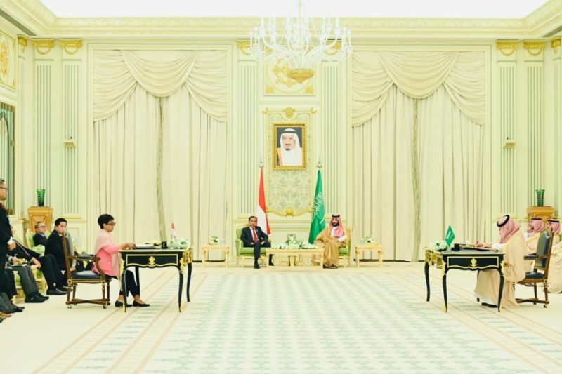 Presiden Jokowi dan PM Arab Saudi menyaksikan penandatanganan sejumlah nota kesepahaman (MoU) antara pemerintah Indonesia dan Kerajaan Arab Saudi. (Foto: BPMI Setpres)