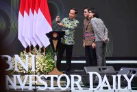 saat membuka Investor Daily Summit 2023 yang digelar di Hutan Kota by Plataran, Senayan, Jakarta,  Selasa (24/10/2023)