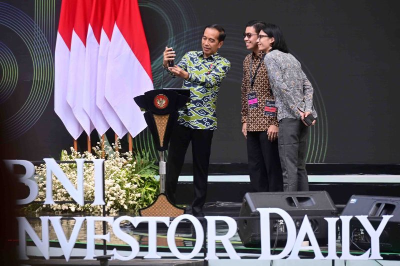 saat membuka Investor Daily Summit 2023 yang digelar di Hutan Kota by Plataran, Senayan, Jakarta, Selasa (24/10/2023)