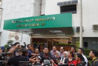 Ketua Bawaslu Rahmat Bagja bersama Anggota Bawaslu Lolly Suhenty dan Puadi saat melakukan pengawasan tes kesehatan capres dan cawapres di RSPAD Gatot Subroto, Jakarta, Sabtu (21/10/2023).