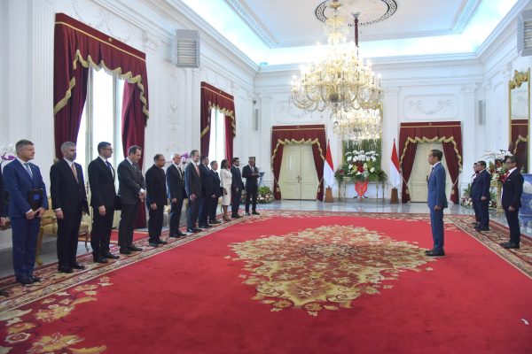 Presiden Jokowi menerima surat kepercayaan dari 12 duta besar LBBP negara-negara sahabat, di Ruang Kredensial, Istana Merdeka, Jakarta, Senin (23/10/2023). (Foto: Humas Setkab)